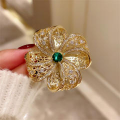 Elegant gold color metal feeling stereo clover brooch