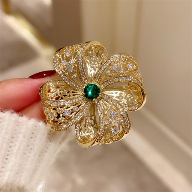 Elegant gold color metal feeling stereo clover brooch