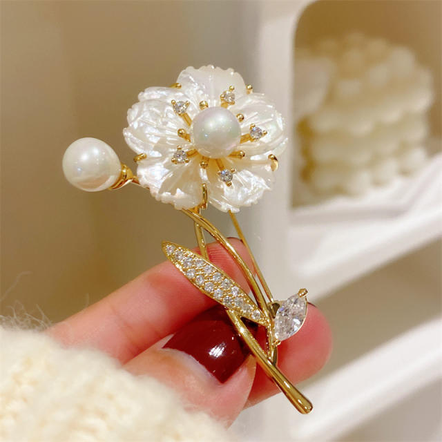 Elegant shell flower women brooch