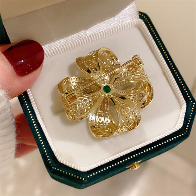 Elegant gold color metal feeling stereo clover brooch