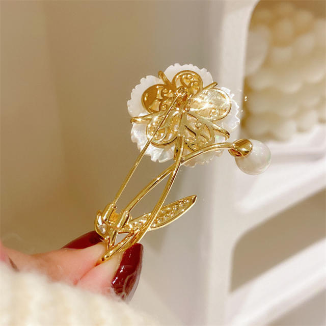 Elegant shell flower women brooch