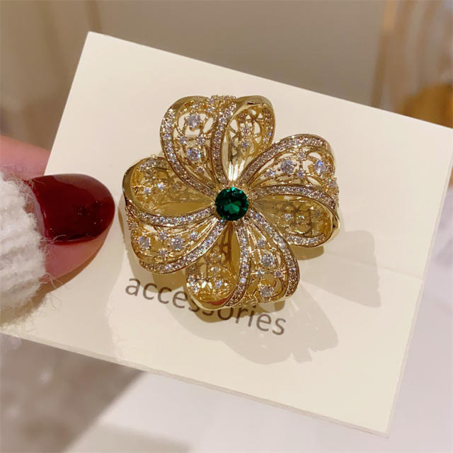 Elegant gold color metal feeling stereo clover brooch