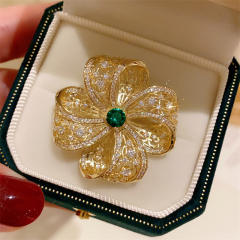 Elegant gold color metal feeling stereo clover brooch