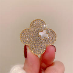 Eleagnt pave setting diamond clover brooch