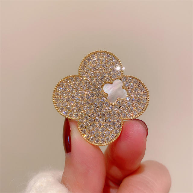 Eleagnt pave setting diamond clover brooch
