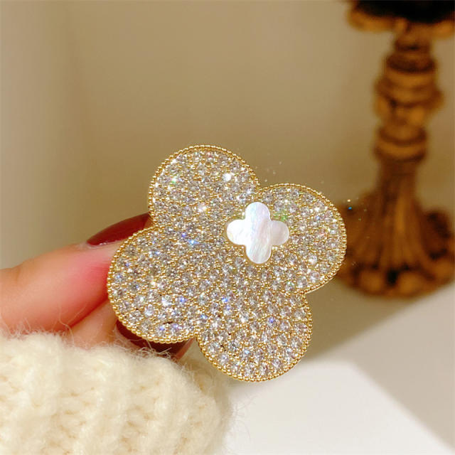 Eleagnt pave setting diamond clover brooch