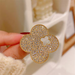 Eleagnt pave setting diamond clover brooch