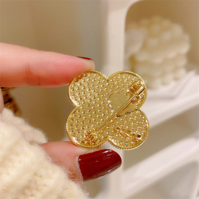 Eleagnt pave setting diamond clover brooch