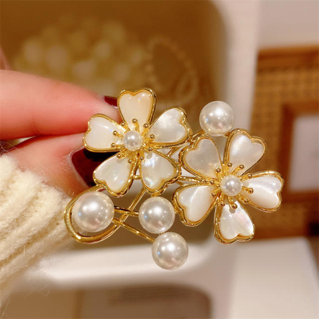 Good quality shell flower pearl brooch