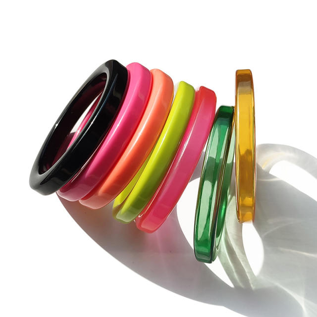 Concise color resin bangle