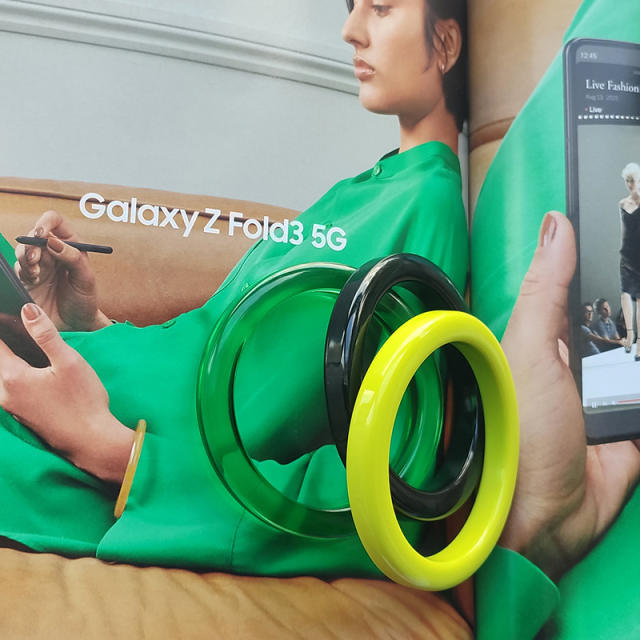 Concise color resin bangle
