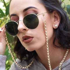 Concise glass chain