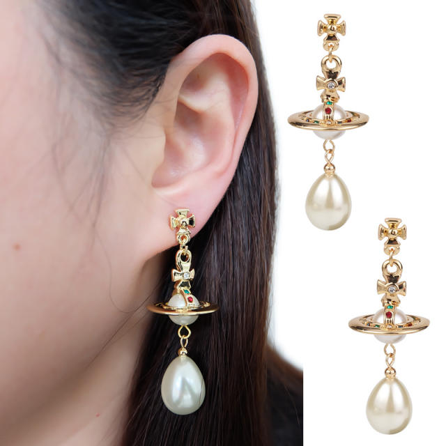 Elegant Saturn design pearl earrings