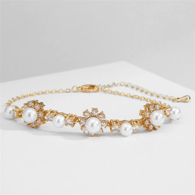 Creative cubic zircon pearl flower design diamond bracelet