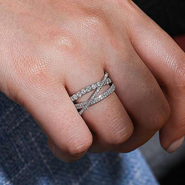 Unique line cubic zircon setting diamond rings