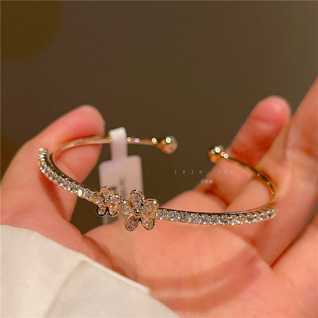 Deliate 14K copper cubic zircon flower bangle