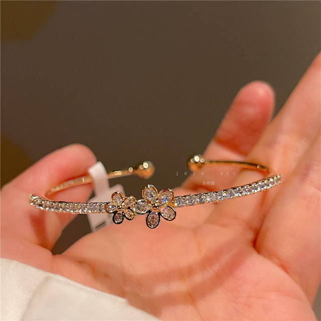 Deliate 14K copper cubic zircon flower bangle