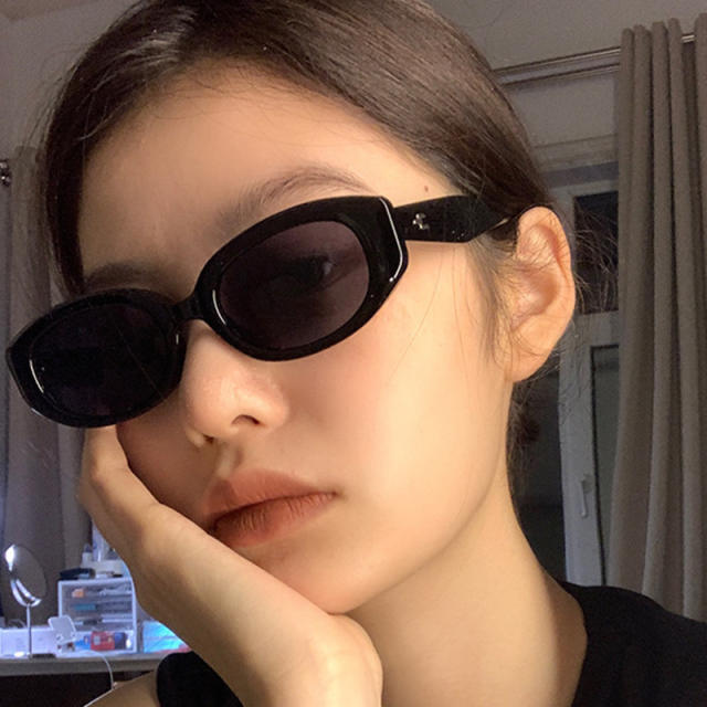 Easy match oval shape sunglasses