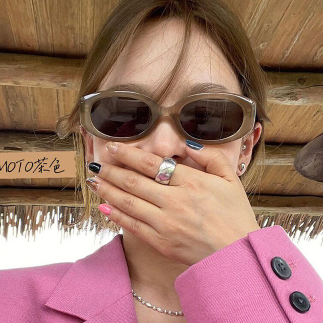 Easy match oval shape sunglasses