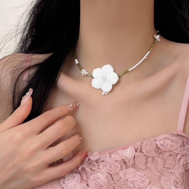 Y2K white flower choker necklace