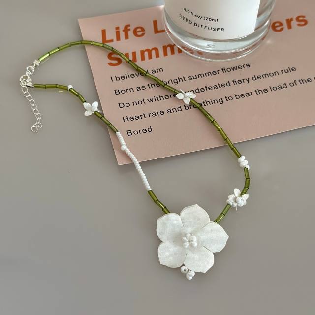 Y2K white flower choker necklace