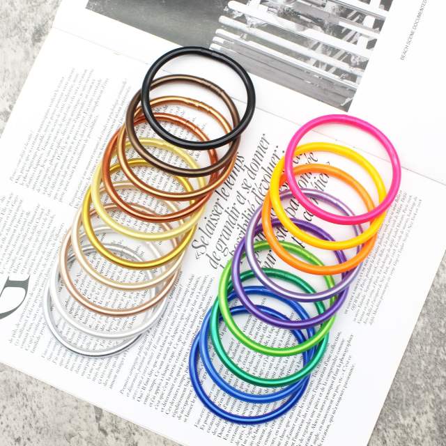 Solid color silicone band bangle