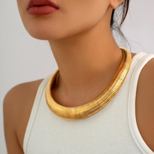 Chunky metal chocker necklace