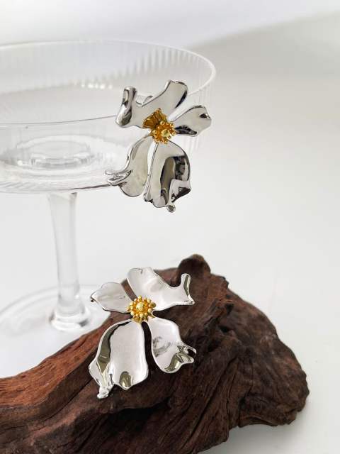 Holiday trend bloom flower chunky copper studs earrings