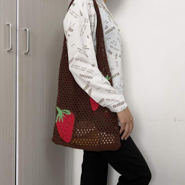 Hot sale cute strawberry knitted corchet women tote bag holiday bag