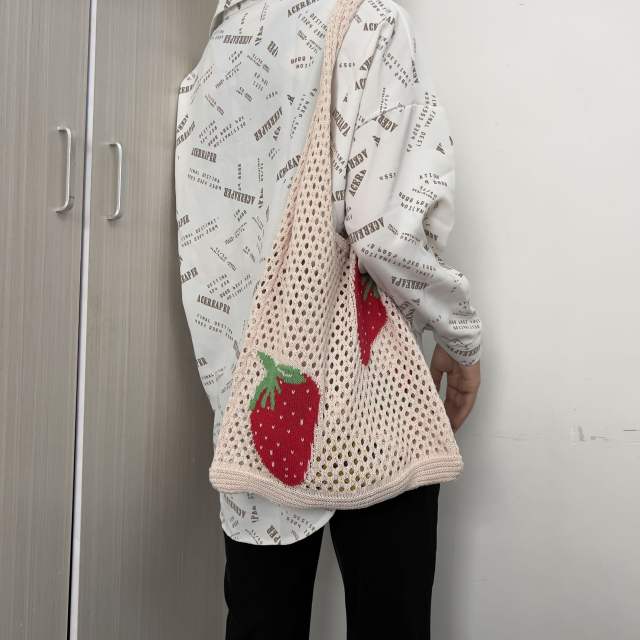 Hot sale cute strawberry knitted corchet women tote bag holiday bag