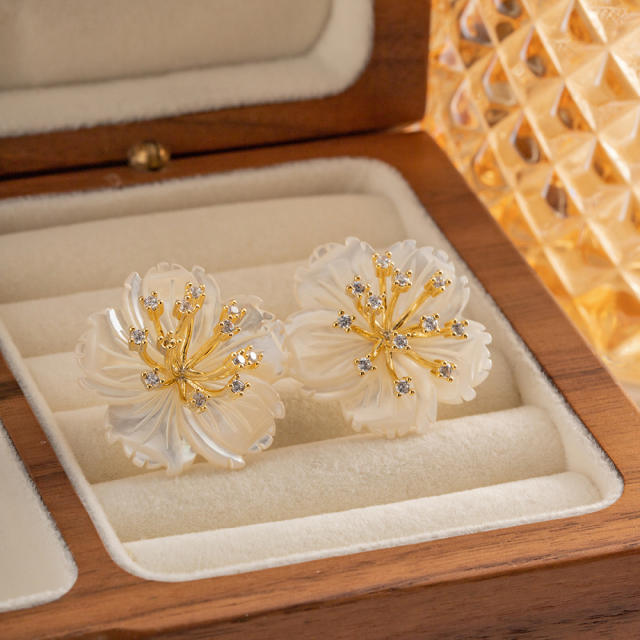 Natural shell blooming flower gold plated copper studs earrings