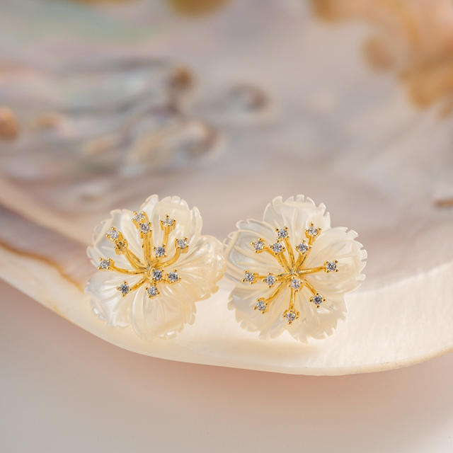 Natural shell blooming flower gold plated copper studs earrings