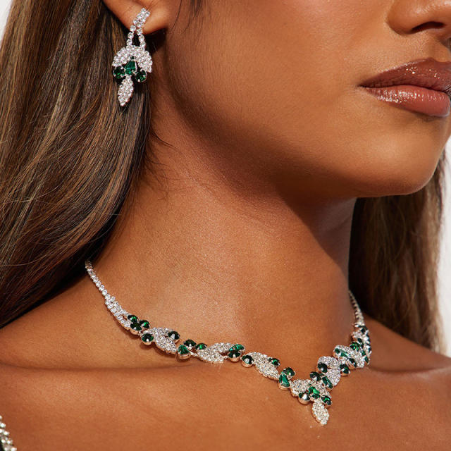 Fashionable emerald statement diamond necklace set