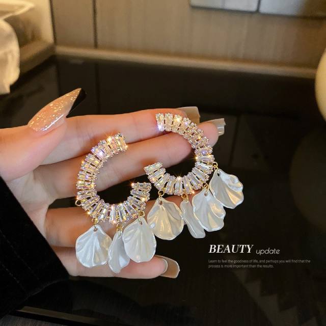 Elegant white color shell flower tassel women dangle earrings