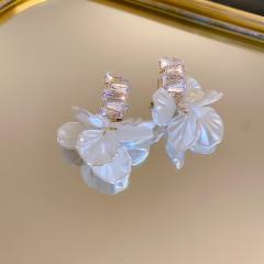 Elegant white color shell flower tassel women dangle earrings