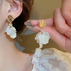 Elegant white color shell flower tassel women dangle earrings