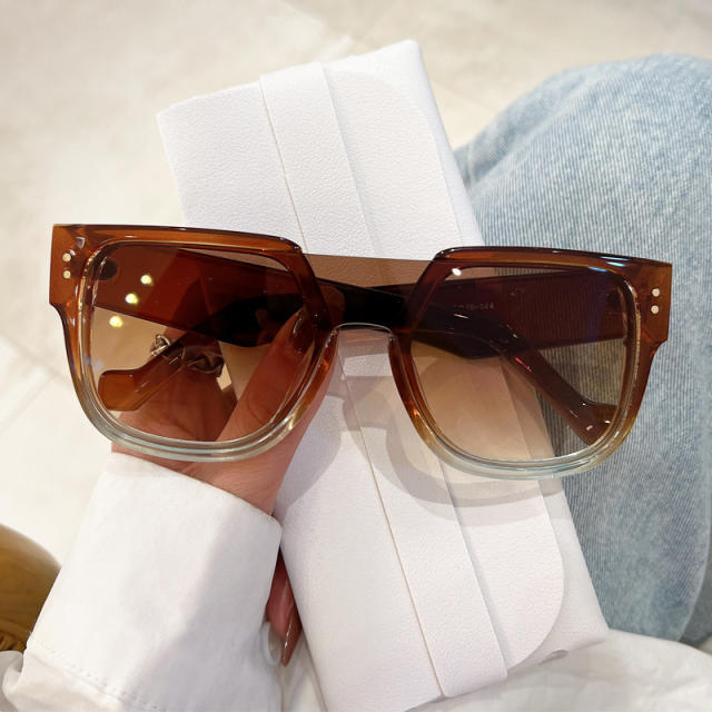 Easy match large frame sunglasses