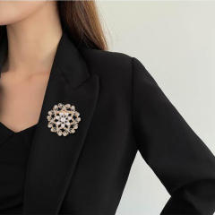 Delicate imitation pearl rhinestone flower metal brooch gift brooch