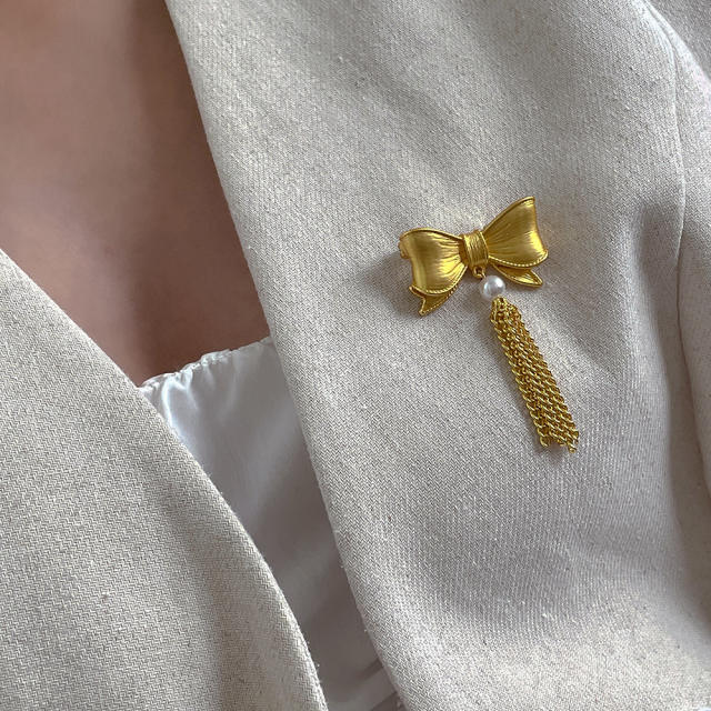 Vintage gold color bow chain tassel women brooch