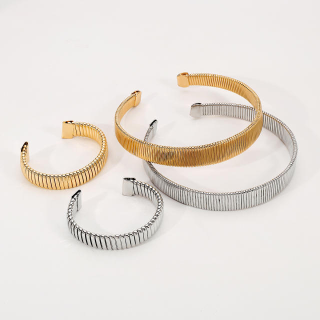 Chunky bolder design metal choker necklace cuff bangles set