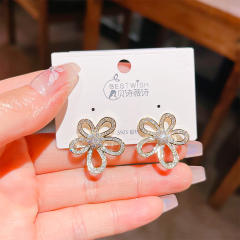 Delicate diamond flower hollow out studs earrings