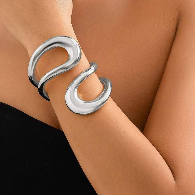 Vintage chunky alloy hollow out choker necklace bangle set