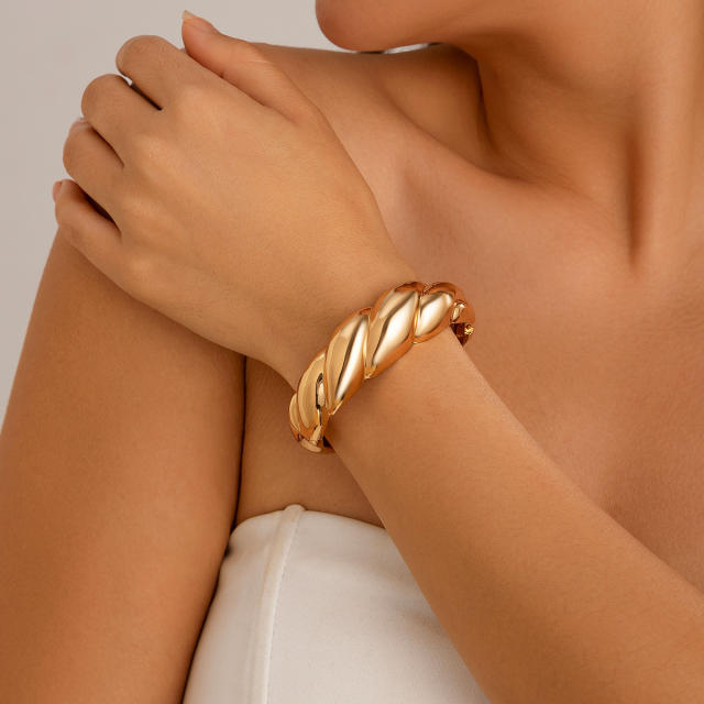 Chunky drop geometric alloy cuff bangle set
