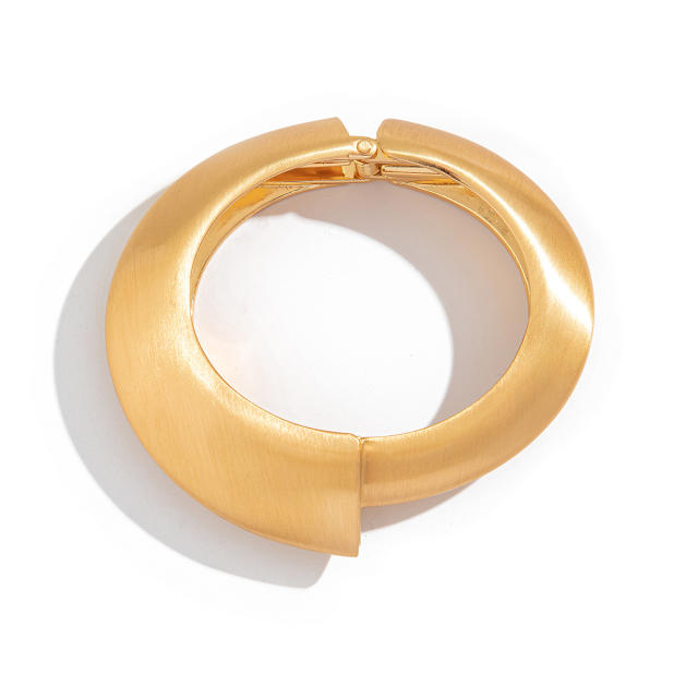 Exaggerated irregular metal pleated matte bracelet bangle set