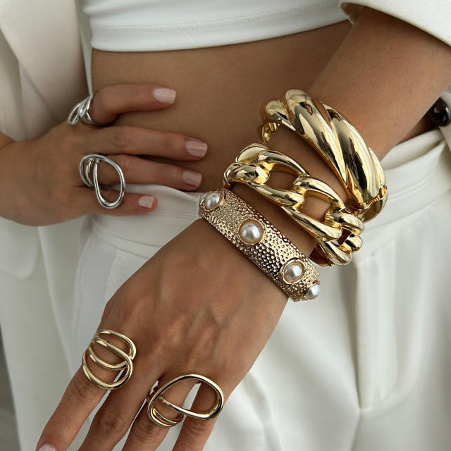 Chunky metal imitation pearl twist spring buckle bangle bracelet