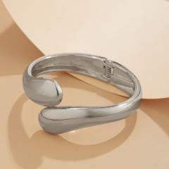 Chunky folded design metal bangle bracelet set for women