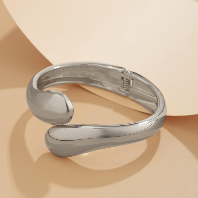 Chunky folded design metal bangle bracelet set for women