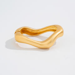 Exaggerated irregular metal pleated matte bracelet bangle set