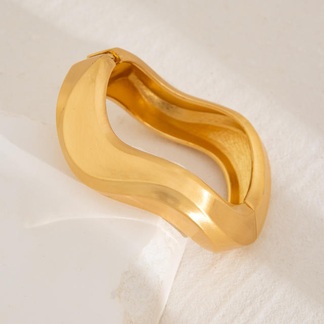 Exaggerated irregular metal pleated matte bracelet bangle set