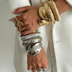 Hammer patttern chunky metal bangle bracelet set